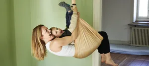 26-07-glueck-corina-schweizer-elternmagazin-hg Glück: Mutter und Sohn in einer Hängematte