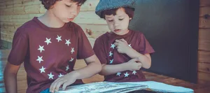 04_21_Vorlesen_HL Kinder lesen sich gegenseitig vor