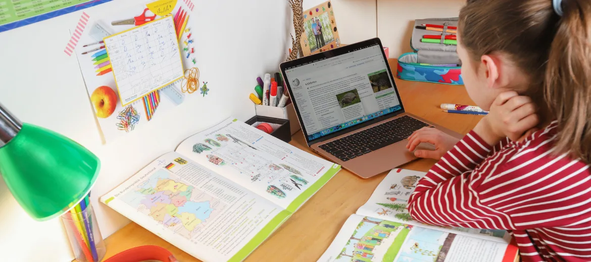 24-12-lernen-schule-mercator-schweiz-schweizer-elternmagazin-fritz-und-fraenzi-hg Ein Mädchen beim Lernen am Schreibtisch