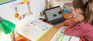 24-12-lernen-schule-mercator-schweiz-schweizer-elternmagazin-fritz-und-fraenzi-hg Ein Mädchen beim Lernen am Schreibtisch