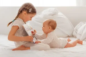 grosse_Schwester_mit_Baby_Altersunterschied-scaled wie ist das