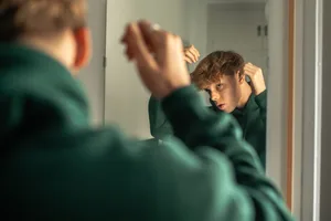 Un adolescent devant le miroir. Chronique de Zanoni : vie privée et limites. Un adolescent devant le miroir. Chronique de Zanoni : vie privée et limites.