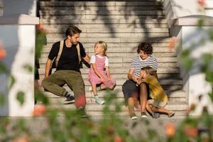 26-10-trennung-dossier-eltern-kind-beziehung-scheidung-schweizer-elternmagazin-fritz-und.fraenzi Dossier Trennung: Eine Familie sitzt auf einer Treppe