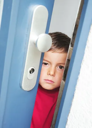 Fotolia_34382489_M Wann kann ich mein Kind wie lange alleine lassen?