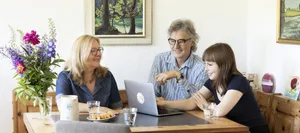 Louisa Freitag (18 anni); ottica al primo anno di formazione; Rost Augenoptik di Sciaffusa; con la famiglia: Wolfgang e Denise, il cane Fuyumi Scelta della professione: il ruolo dei genitori