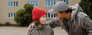 Trust and support concept Lehrperson spricht einem Schüler gut zu