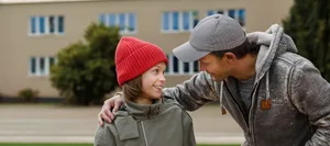 Trust and support concept Lehrperson spricht einem Schüler gut zu