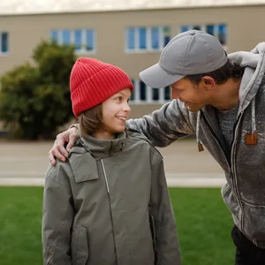 Trust and support concept Lehrperson spricht einem Schüler gut zu