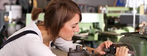KI und Veränderungen in der Berufswelt: Junge Frau bei der Arbeit im Maschinenbau KI und Veränderungen in der Berufswelt: Junge Frau bei der Arbeit im Maschinenbau