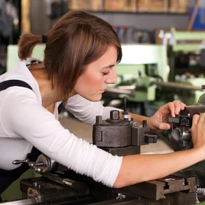 KI und Veränderungen in der Berufswelt: Junge Frau bei der Arbeit im Maschinenbau KI und Veränderungen in der Berufswelt: Junge Frau bei der Arbeit im Maschinenbau