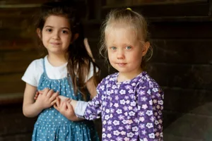 26-07-violence-sexuelle-à-la-maternelle-3-magazine-suisse-pour-parents-hg Violence sexuelle : une jeune fille aux cheveux foncés et une autre aux cheveux blonds se tiennent par la main