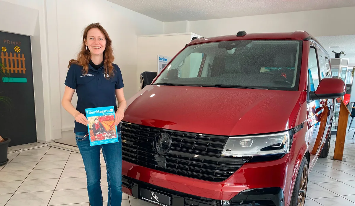 26-09-auto-verkaeuferin-berufswahl-schweizer-elternmagazin-hg Autoverkäuferin Desirée Schweizer bei der Arbeit