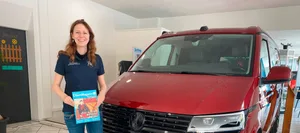 26-09-auto-verkaeuferin-berufswahl-schweizer-elternmagazin-hg Autoverkäuferin Desirée Schweizer bei der Arbeit
