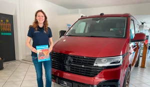 26-09-auto-verkaeuferin-berufswahl-schweizer-elternmagazin-hg Autoverkäuferin Desirée Schweizer bei der Arbeit