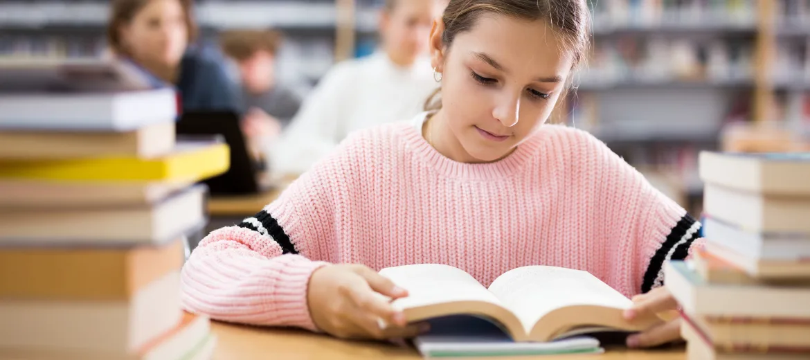 lernen-interview-ulrich-trautwein-schweizer-elternmagazin-hg Lernen: Mädchen sitzt in Bibliothek und lernt