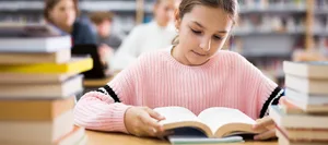 lernen-interview-ulrich-trautwein-schweizer-elternmagazin-hg Lernen: Mädchen sitzt in Bibliothek und lernt