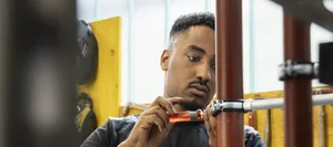 26-09-berufswahl-2026-Yonatan-Paulos-Heizungsinstallateur Ein junger Mann in der Werkstatt: Ausbildung Heizungsinstallateur EFZ