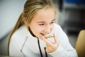 Madchen_isst_Knackebrot_Zoliakie-scaled Zöliakie bei Kindern Betty Bossi