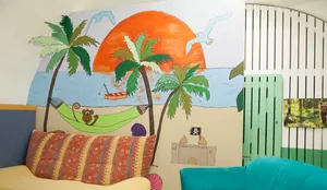 École à horaire continu : coin canapé et fresque murale École à horaire continu : coin canapé et fresque murale