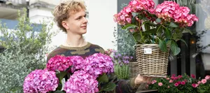 choix-professionnel-comment-me-présenter-un-apprentissage-fritz-et-fraenzi-stefan-michel-susanna-valentin-hg Candidature pour une place d'apprentissage : Dominic Koch devant le magasin de fleurs où il fait son apprentissage de fleuriste.