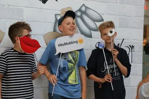 882A1049-scaled Anti-bullying campaign in Glatt shopping centre with school classes and YouTube star