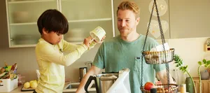 25-06-kind-11-tipps-beduerfnisorientierte-erziehung-dossier-service-schweizer-elternmagazin-fritz-und-fraenzi-hg Wie kann ich mein Kind bedürfnisorientiert erziehen? Vater und Sohn in der Küche.