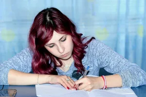 Ma_dchen_Lernt_Schule_SChulnoten_Lernen_Bestnoten_Erfolg-scaled "Tout le monde peut avoir les meilleures notes !"
