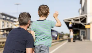 Son with father waving to mother on platform Alleinerziehende Eltern: Ein Junge ist bei seinem Vater und winkt seiner Mutter