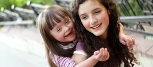 25-05-geschwister-entdecken-schweizer-elternmagazin-hg Geschwister: Mädchen mit ihrer beeinträchtigten Schwester.
