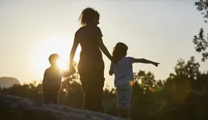 Mother and children exploring nature at sunset Alleinerziehend: Eine Mutter mit ihren Kindern