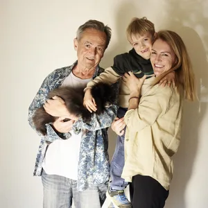 26-07-glueck-ich-erzähle-peter-schweizer-elternmagazin-hg Grossvater mit Hund, Tochter und Enkel redet übers Glück