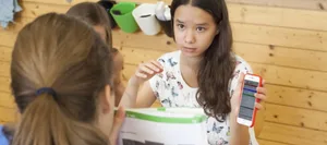 15-08-tablets-smartphones-school-arth-interview-neff-doebeli-swiss-parents-magazine-fritz-and-fraenzi-hg Digital devices at school: A girl shows her colleague her smartphone