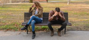 homme_et_femme_en_controverse_sur_la_banque-scaled La charge mentale : Comment échapper au piège de l'accumulation en tant que parents ?