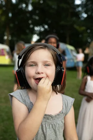 26-07-kiga-1-allergies-food-allergies-Swiss-parents’ magazine-ed Allergy, food allergy: Girl wearing headphones