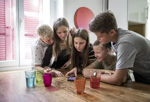 all_on_the_mobile_phone_at_the_kitchen_table Tips against unconsciously and automatically reaching for your smartphone