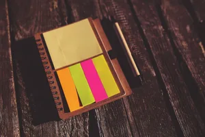 Rinvio_Organizzazione_Post-it-scala Quattro consigli contro la procrastinazione e il rimandare le cose