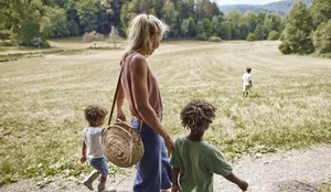 Mother with children walking on rural path Welche Werte sind mir wichtig? Eine Mutter mit ihren drei Kindern.