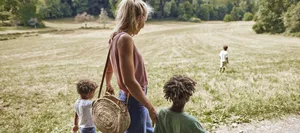 Mother with children walking on rural path Welche Werte sind mir wichtig? Eine Mutter mit ihren drei Kindern.