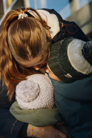 26-03-relation-parents-enfants-12-questions-dossier-rupture-de-contact-magazine-suisse-pour-parents-fritz-et-fraenzi Relation parent-enfant : une mère avec ses deux enfants