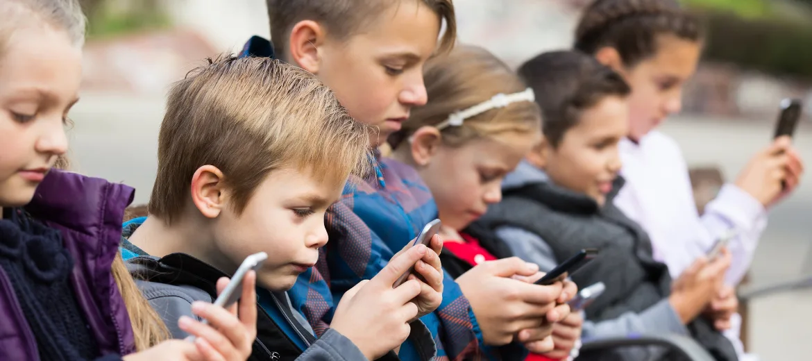 24-10-smartphone-nachhaltigkeit-schweizer-elternmagazin-hg Smartphone und Umwelt: 6 Kinder, die alle in ihr eigenes Handy starren