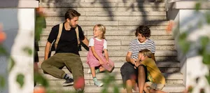 26-10-separation-dossier-main-section-Swiss-Parents’ Magazine-ed Separation: A father, a mother and their two children are sitting on a flight of stairs