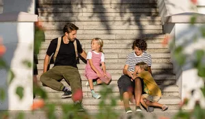 26-10-separation-dossier-main-section-Swiss-Parents’ Magazine-ed Separation: A father, a mother and their two children are sitting on a flight of stairs
