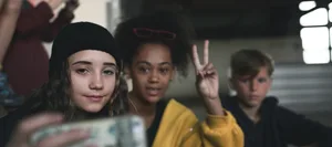 pubertaet-wandel-kopf-und-koerper-aendern-sich-fritz-und-fraenzi-virginia-nolan Pubertät und Teenager: Eine Zeit in der Kopf und Körper umgebaut werden. Im Bild sind zwei Teenager-Freundinnen zu sehen.