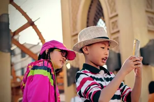 bambini_con_smartphone_scala Studio MIKE 2017 I bambini preferiscono giocare con gli altri piuttosto che con il cellulare
