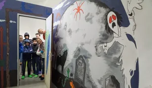 Scuola a tempo pieno: gli alunni sono in piedi sulla soglia + parete con murale Scuola a tempo pieno: gli alunni sono in piedi sulla soglia + parete con murale