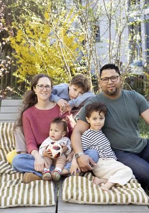 Des parents avec leurs quatre enfants chez eux Des parents avec leurs quatre enfants chez eux