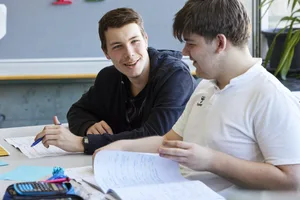 26-07-la-felicità-come-materia-scolastica-rivista-svizzera-per-genitori-hg La felicità come materia scolastica: due studenti conversano in classe