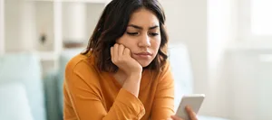 25-09-bewerbungsprozess-interview-berufswahl-25-schweizer-elternmagazin-hg Bewerbungsprozess: Umgang mit Absagen. Jugendliche enttäuscht am Smartphone