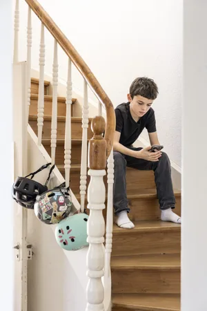 Il numero di giovani che soffrono di solitudine è in aumento: un ragazzo con il suo smartphone Il numero di giovani che soffrono di solitudine è in aumento: un ragazzo con il suo smartphone