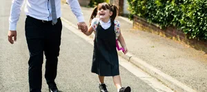 Schulweg_7-Antworten_Hg Allein in die Schule gehen dürfen, bedeutet Freiheit für Kinder. Tipps für den Schulweg.